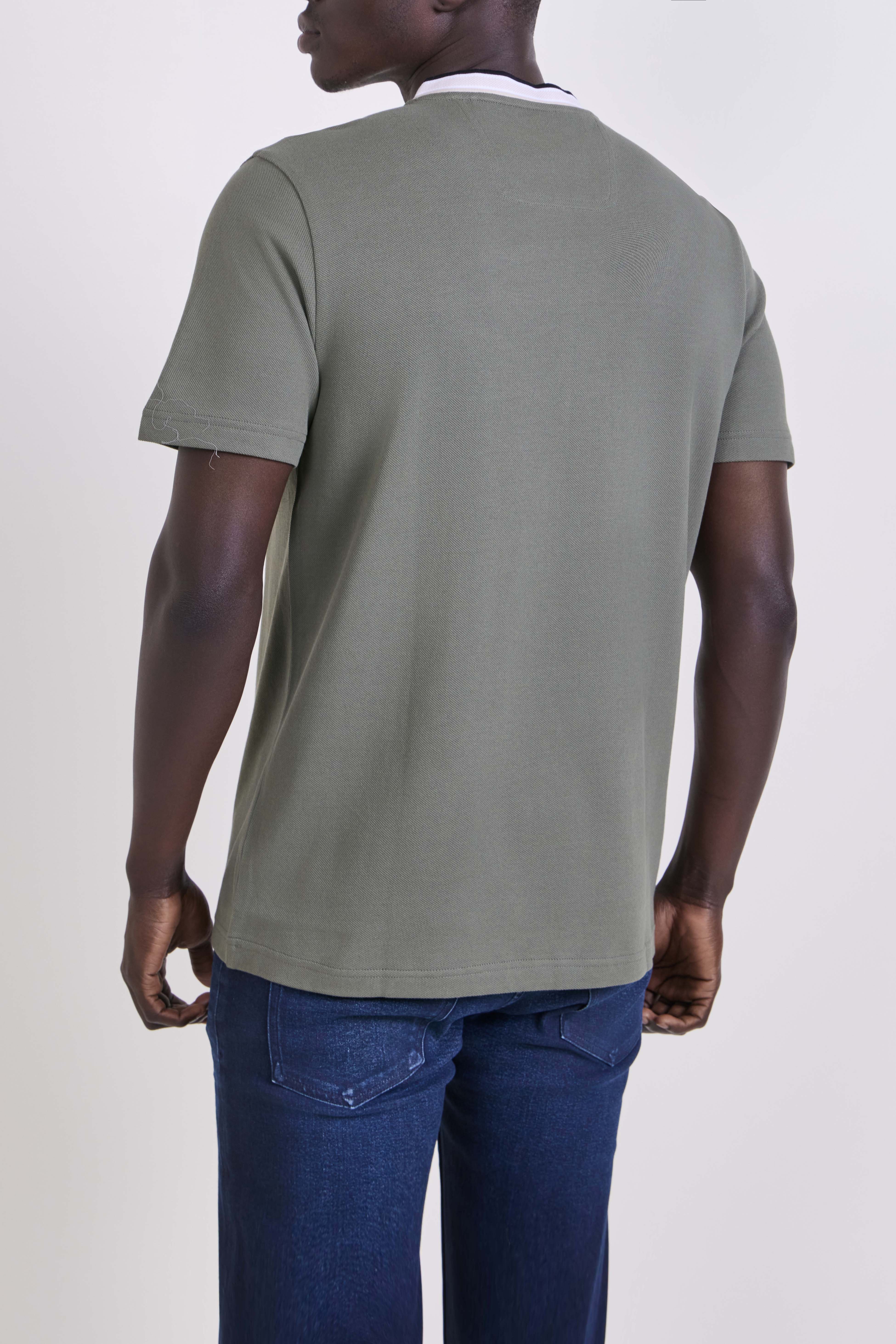 תמונת דוגמן אחורית של חולצת טי