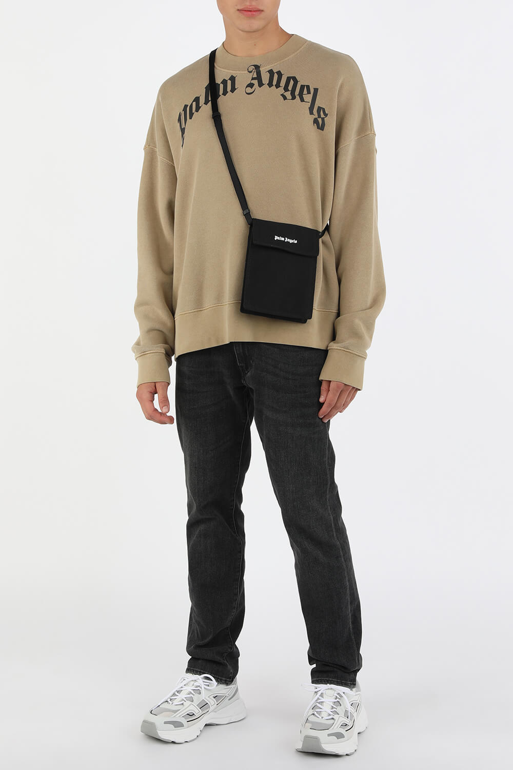 תמונת דוגמן קידמית של Logo Phonebag in Black