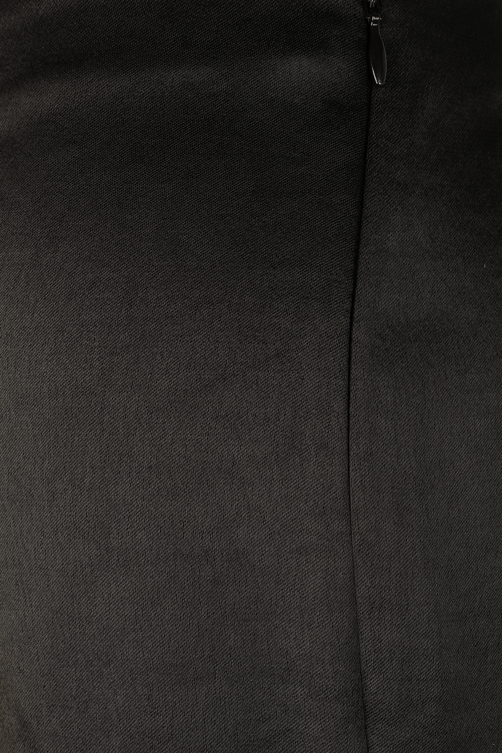 תמונה אחורית של מכנסי סאטן מתרחבים בגוון שחור