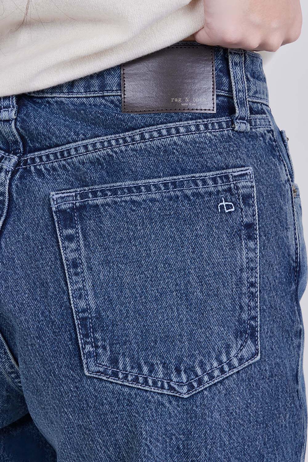 תמונת תקריב דוגמן של מכנסי ג'ינס בגזרה ישרה