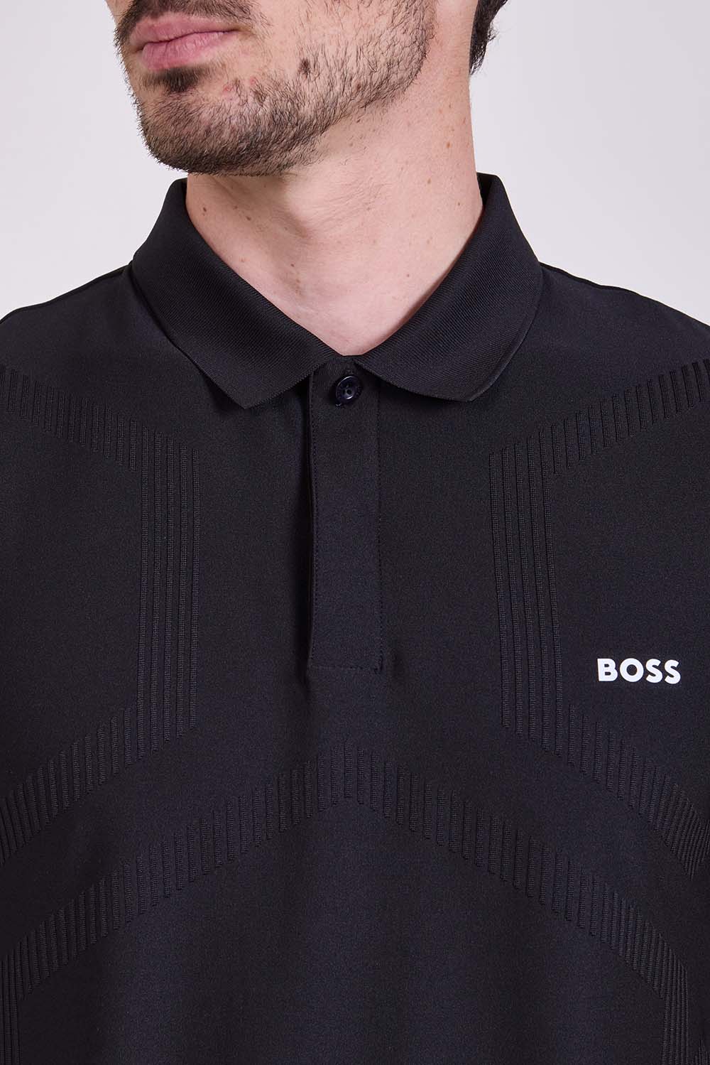 תמונת תקריב דוגמן של חולצת פולו