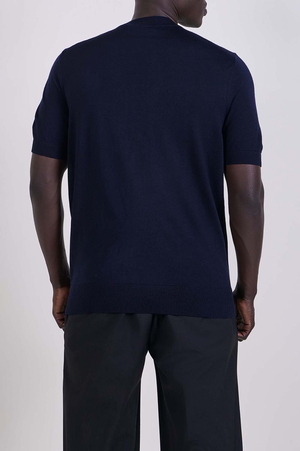 תמונת דוגמן אחורית של חולצת טי בגזרת סלים