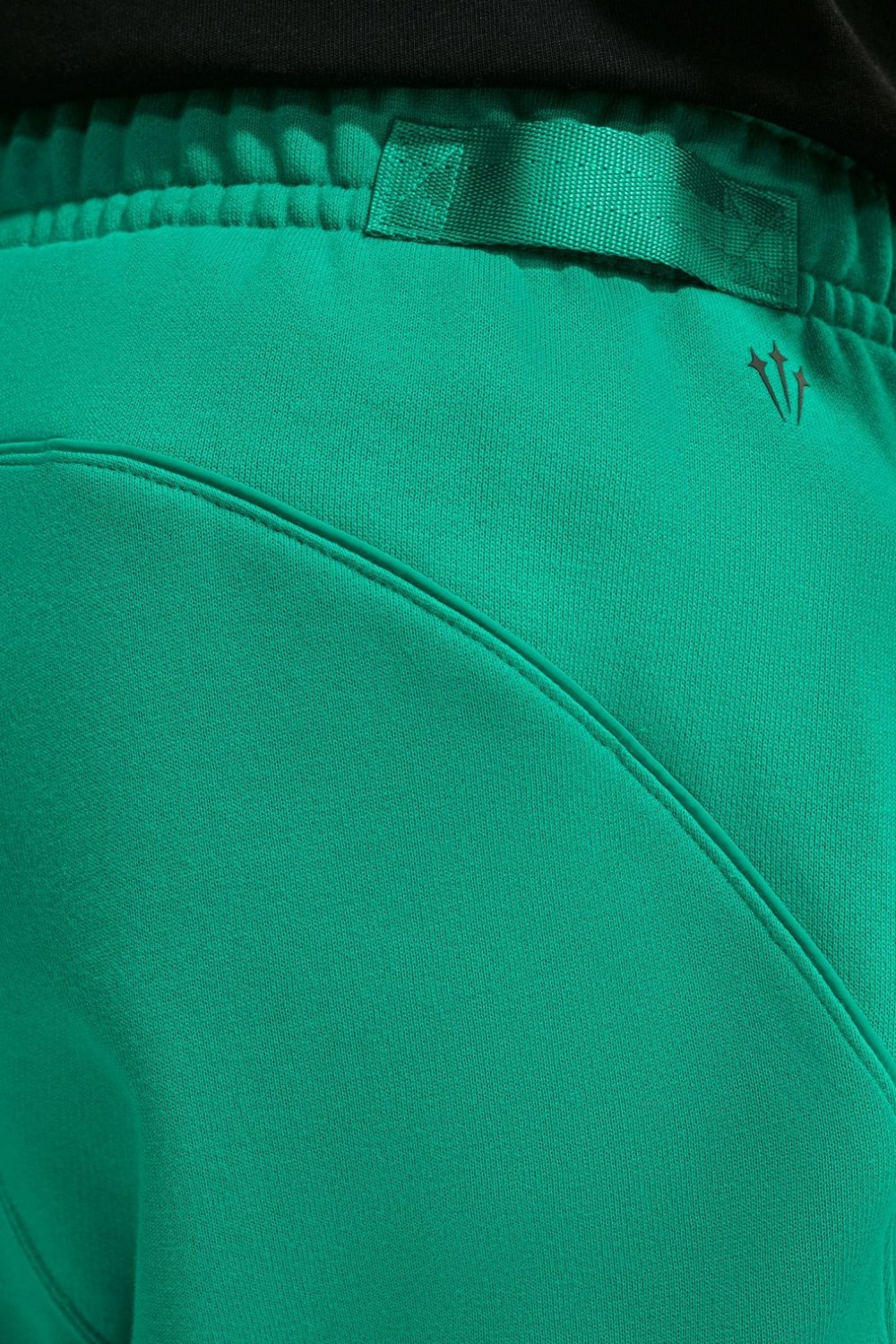 תמונת תקריב דוגמן של מכנסי ג'וגר נייקי X נוקטה