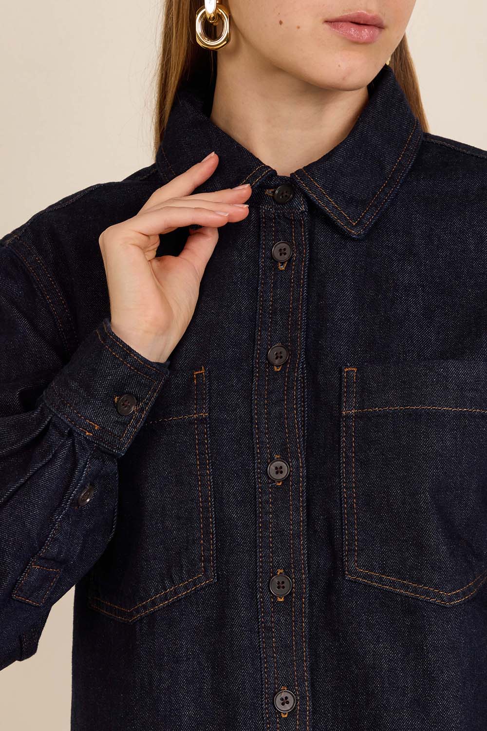 תמונת תקריב דוגמן של חולצת ג'ינס