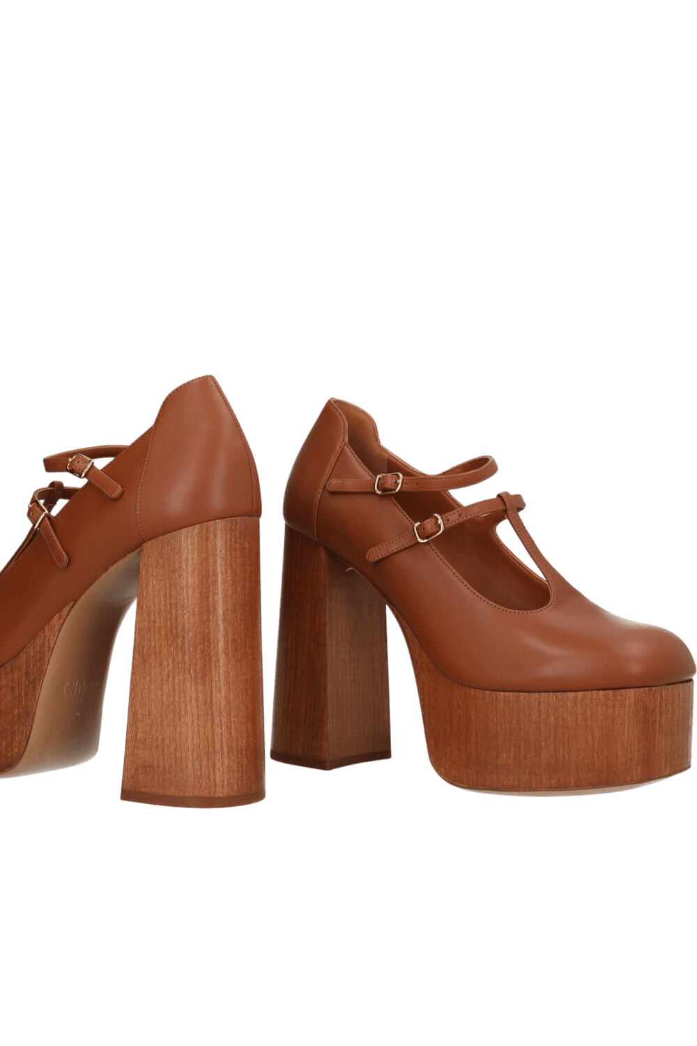 תמונת תקריב של נעלי עקב פלטפורמה