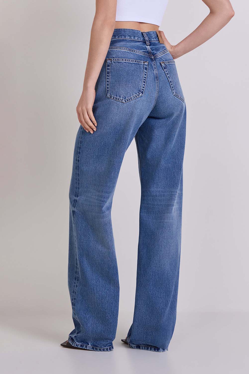 תמונת דוגמן אחורית של מכנסי ג'ינס בגזרה ישרה ורחבה