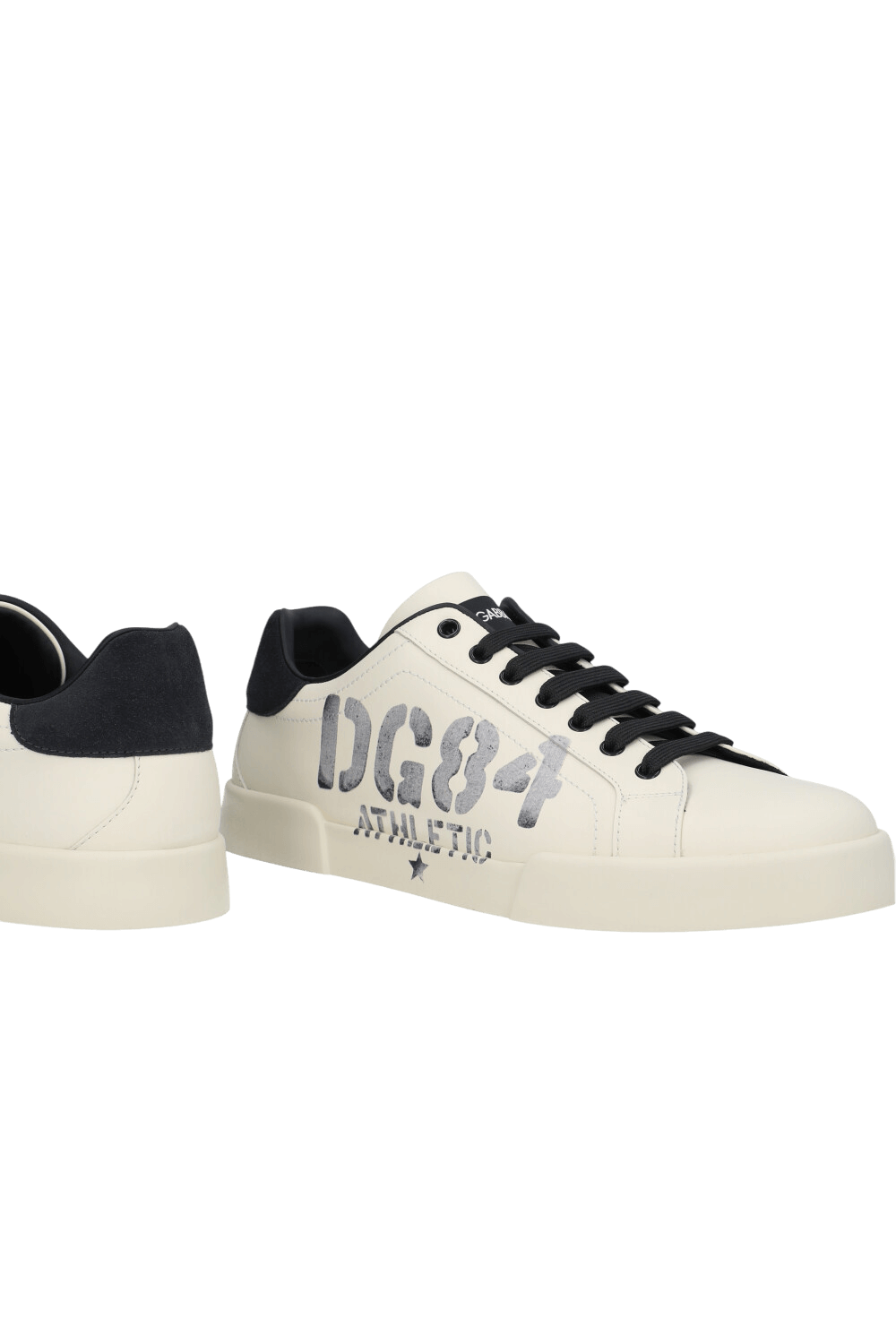 תמונת תקריב של נעלי סניקרס עור