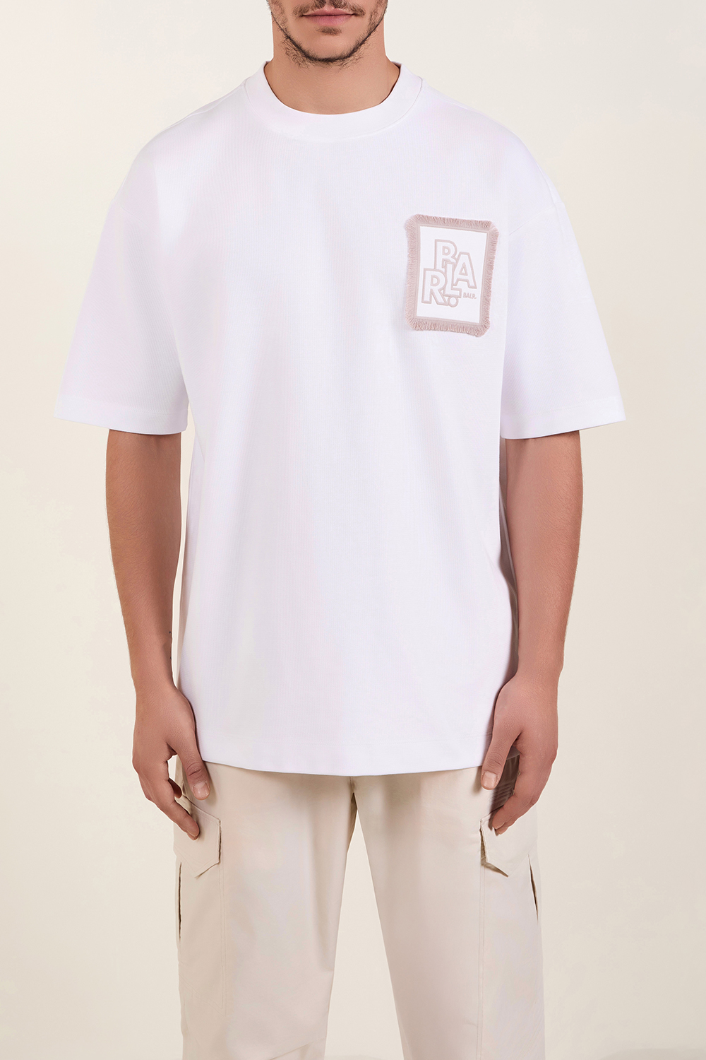 תמונת דוגמן קידמית של חולצת טי בגזרה משוחררת