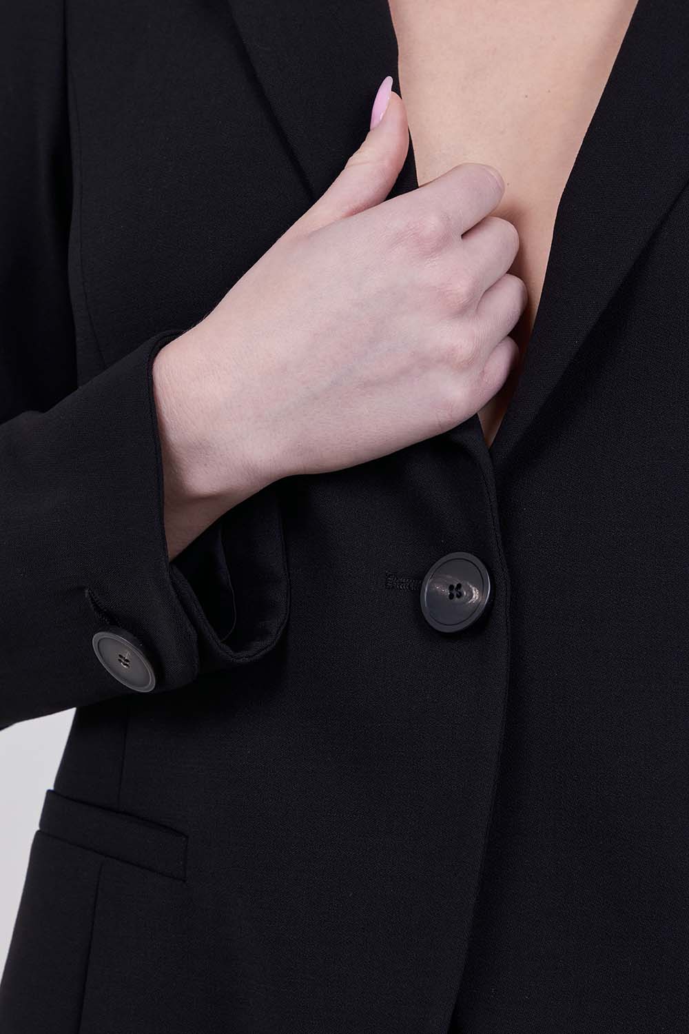 תמונת תקריב דוגמן של בלייזר מחוייט