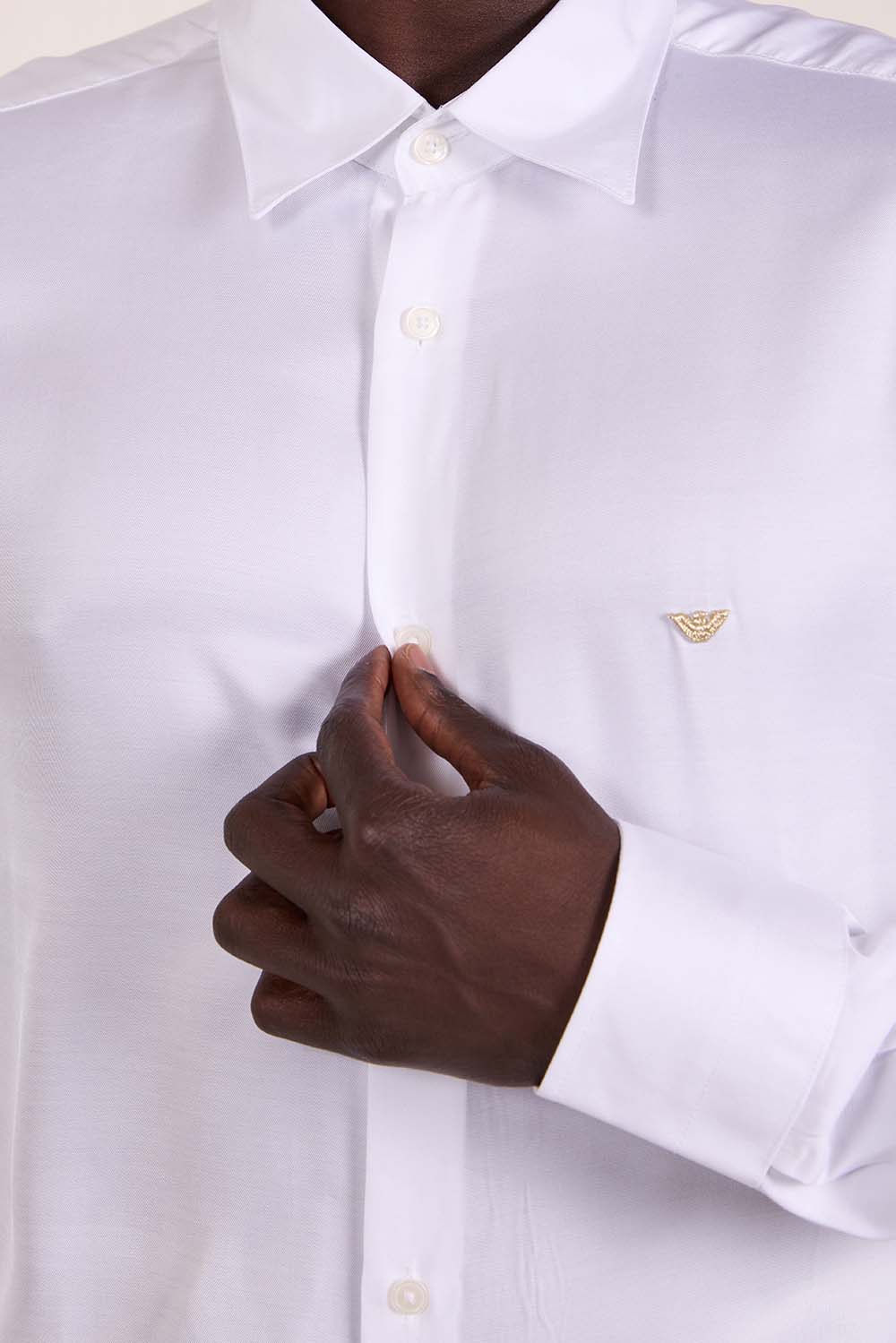 תמונת תקריב דוגמן של חולצת מכופתרת