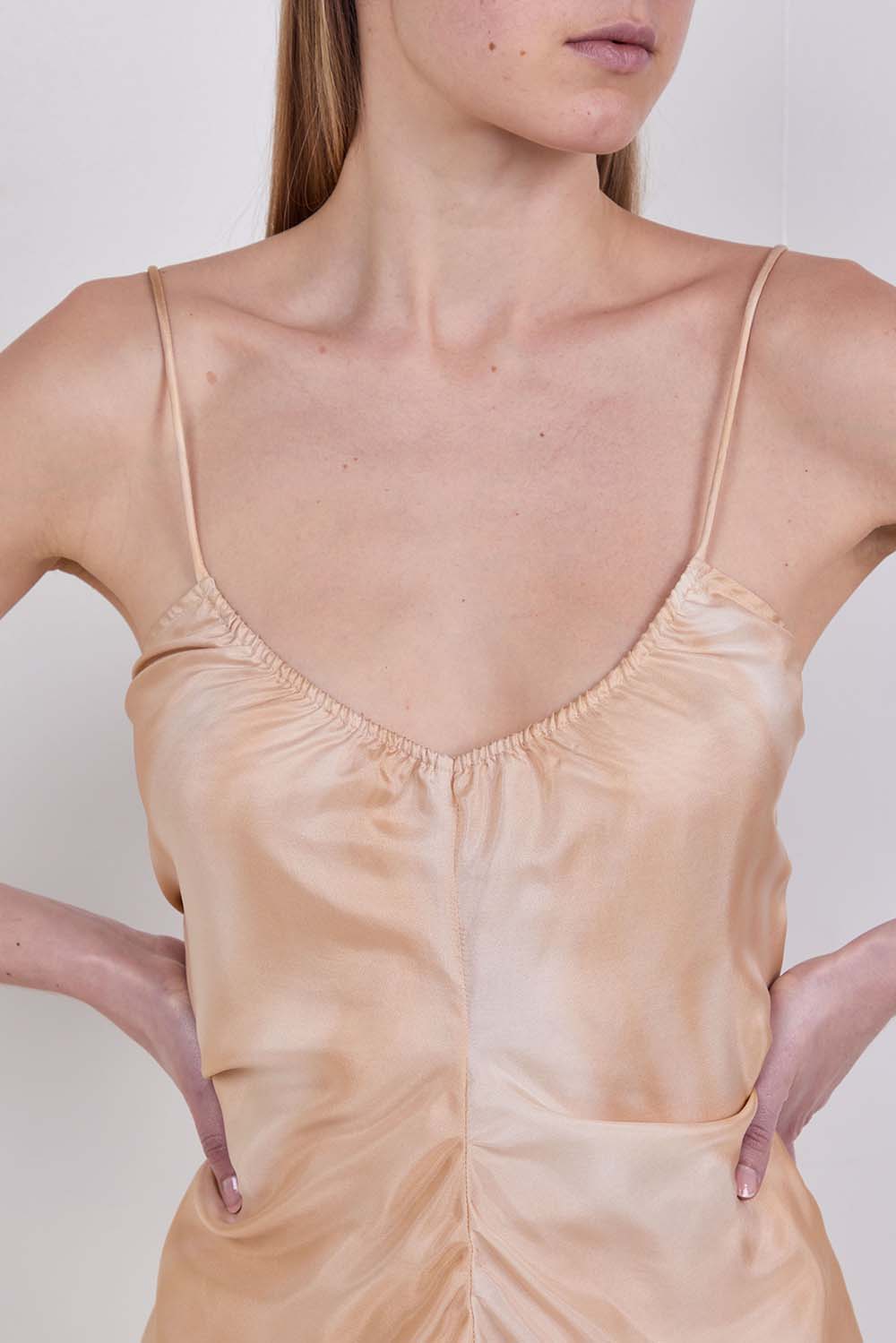 תמונת תקריב דוגמן של שמלת מקסי