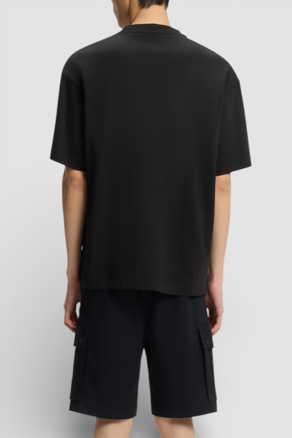 תמונת דוגמן אחורית של חולצת טי בגזרת אוברסייז