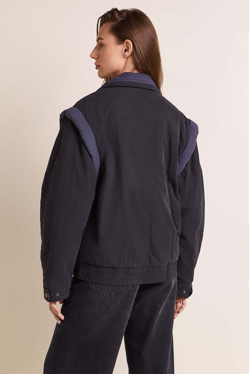 תמונת תקריב דוגמן של ז׳קט עם שרוולים נשלפים