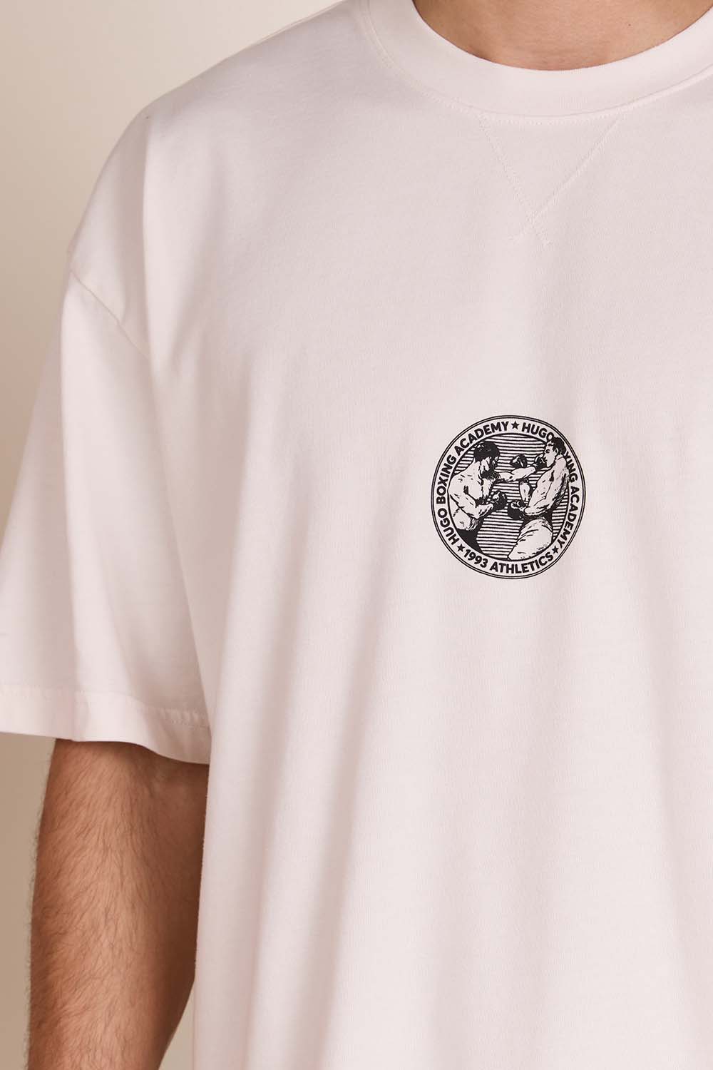 תמונת תקריב דוגמן של חולצת טי אוברסייז