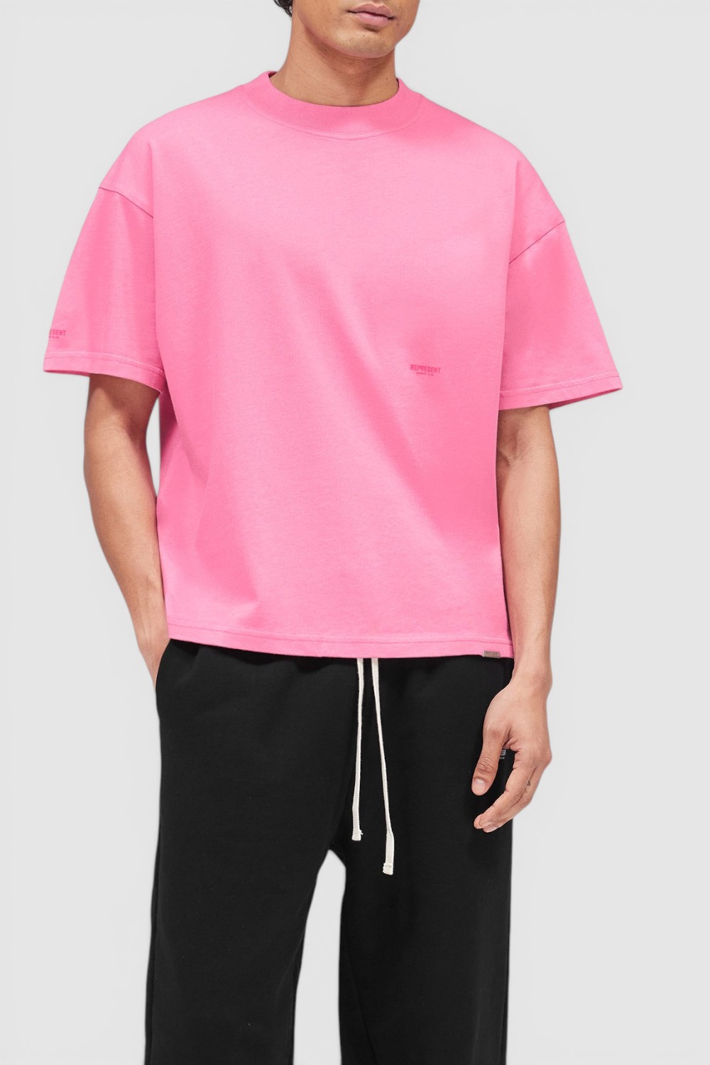 תמונת דוגמן קידמית של חולצת טי אוברסייז