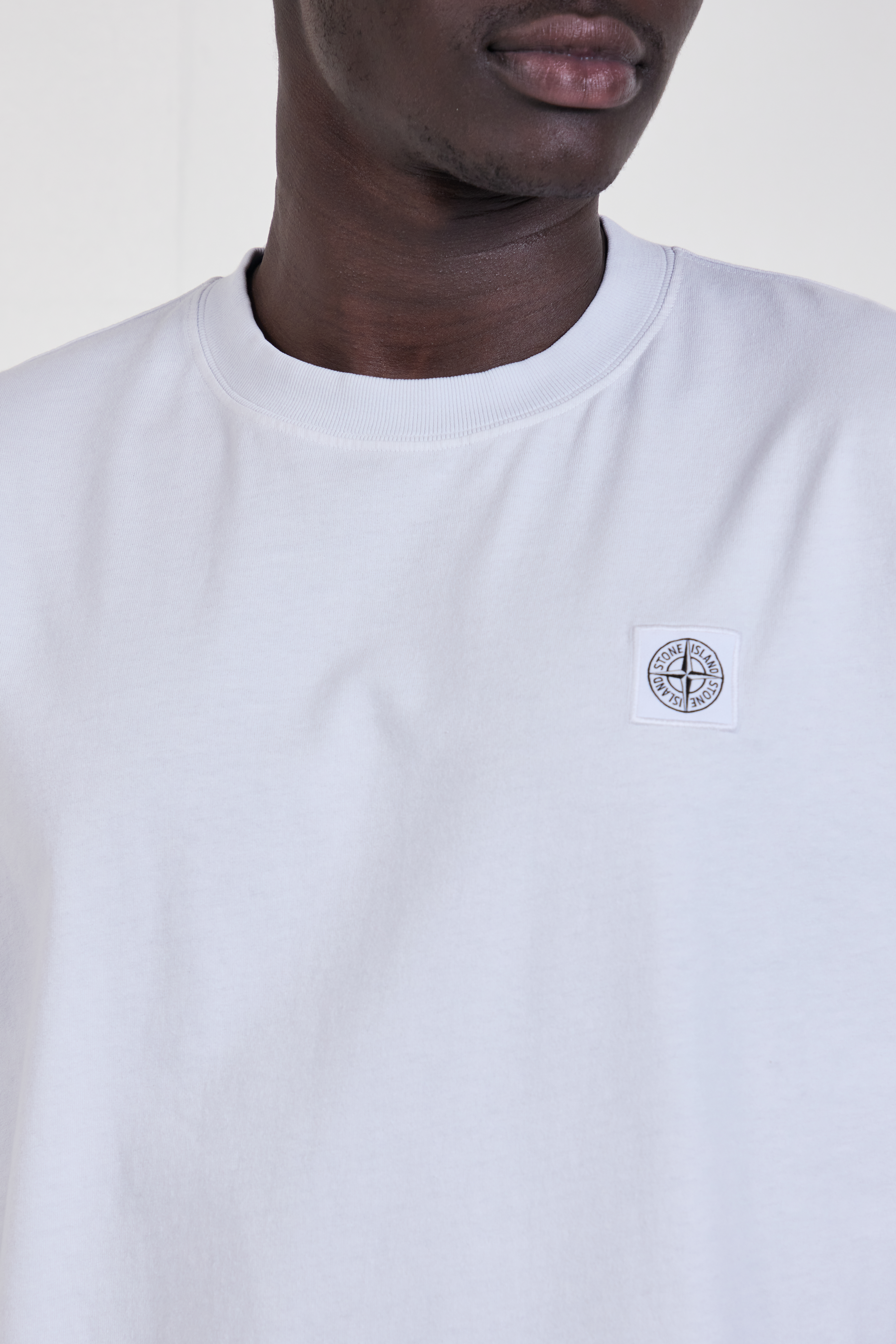 תמונת תקריב דוגמן של חולצת טי בגזרה ישרה