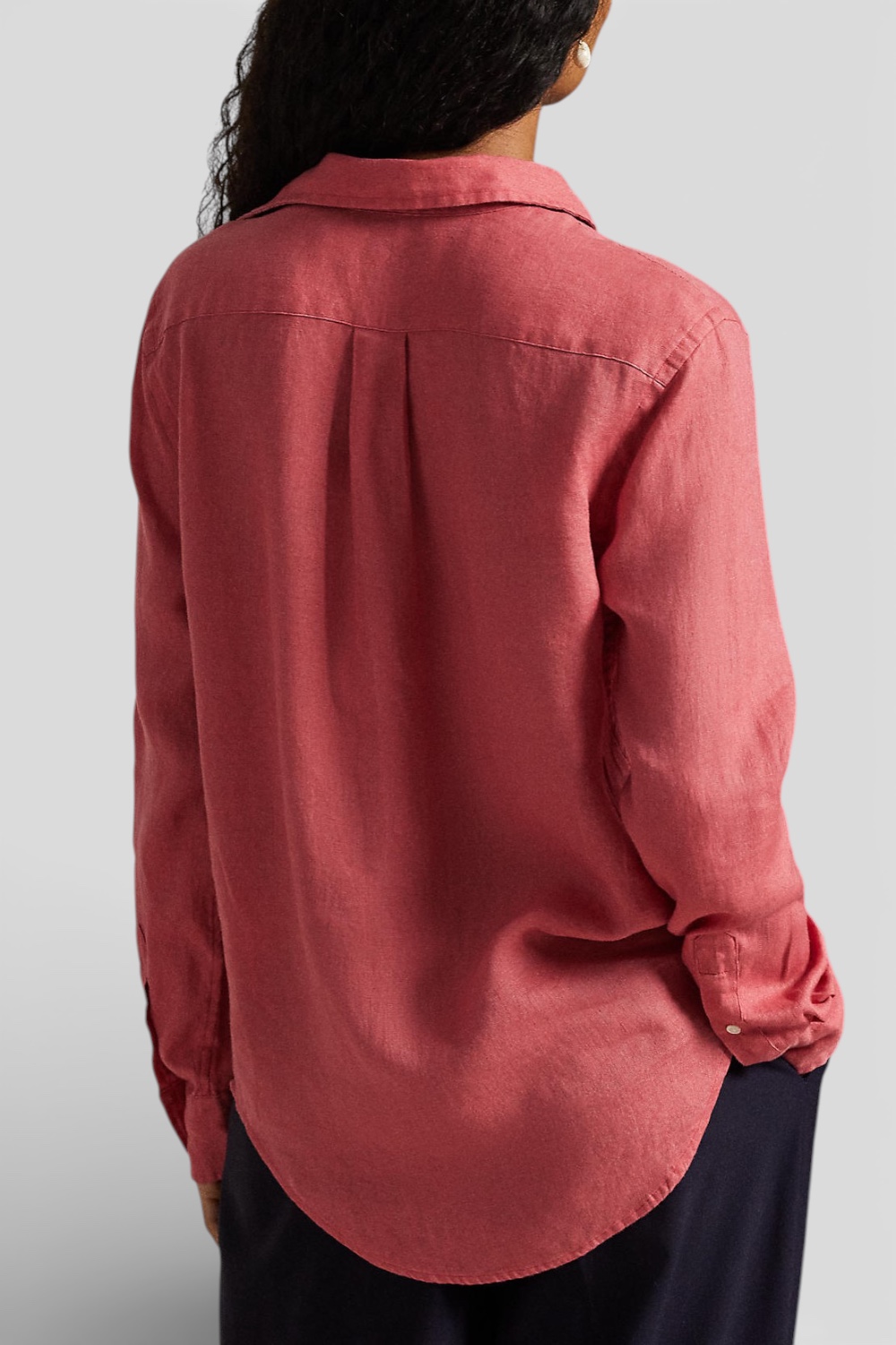 תמונת דוגמן אחורית של חולצה מכופתרת