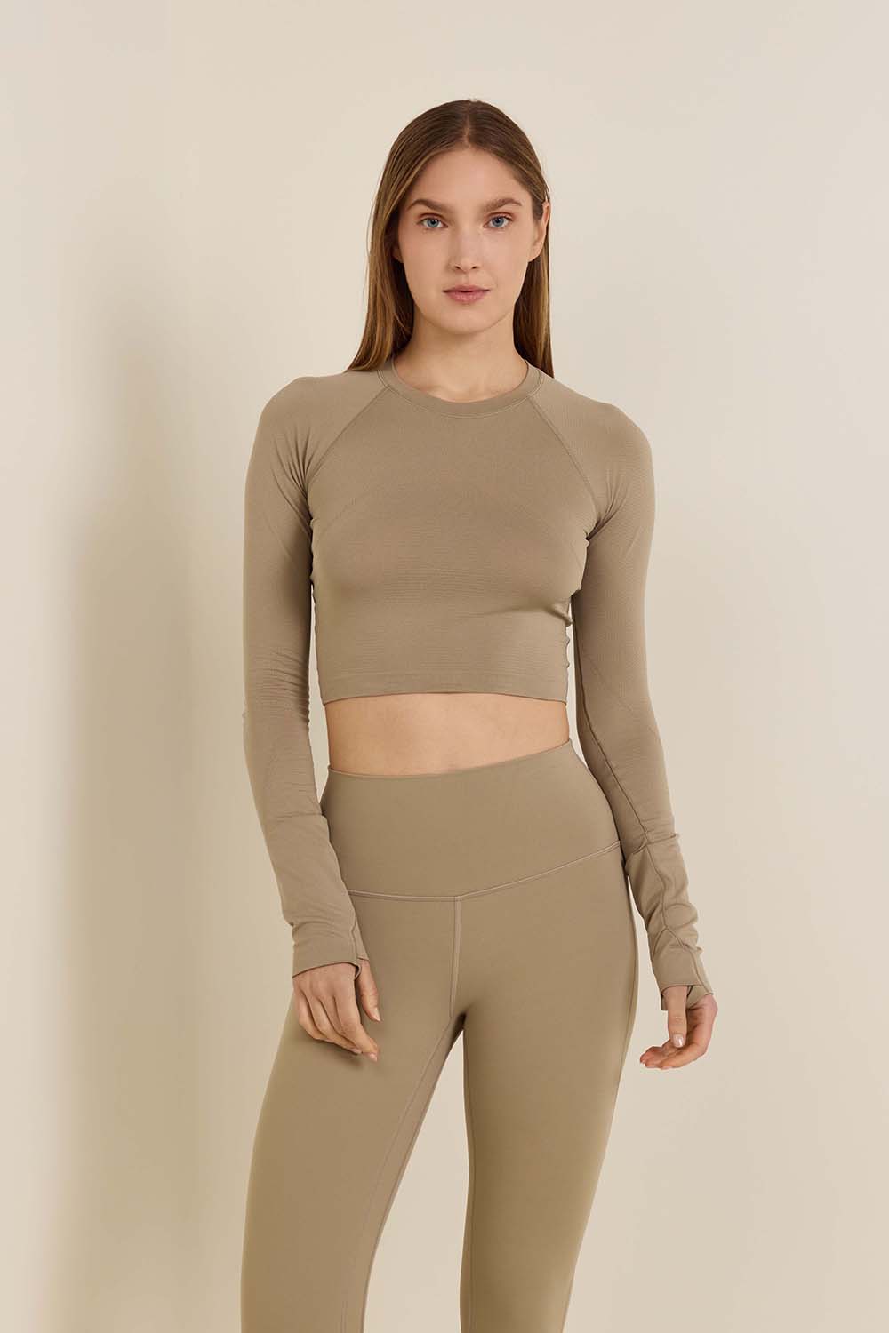 תמונת דוגמן קידמית של Swiftly Tech Cropped Long-Sleeve Shirt 2.0