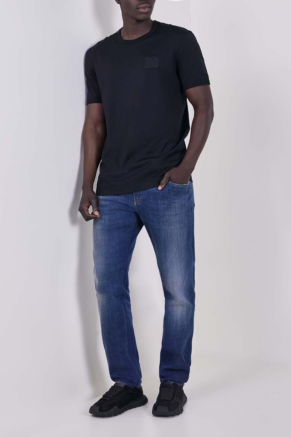 תמונת דוגמן קידמית של נעלי סניקרס עור