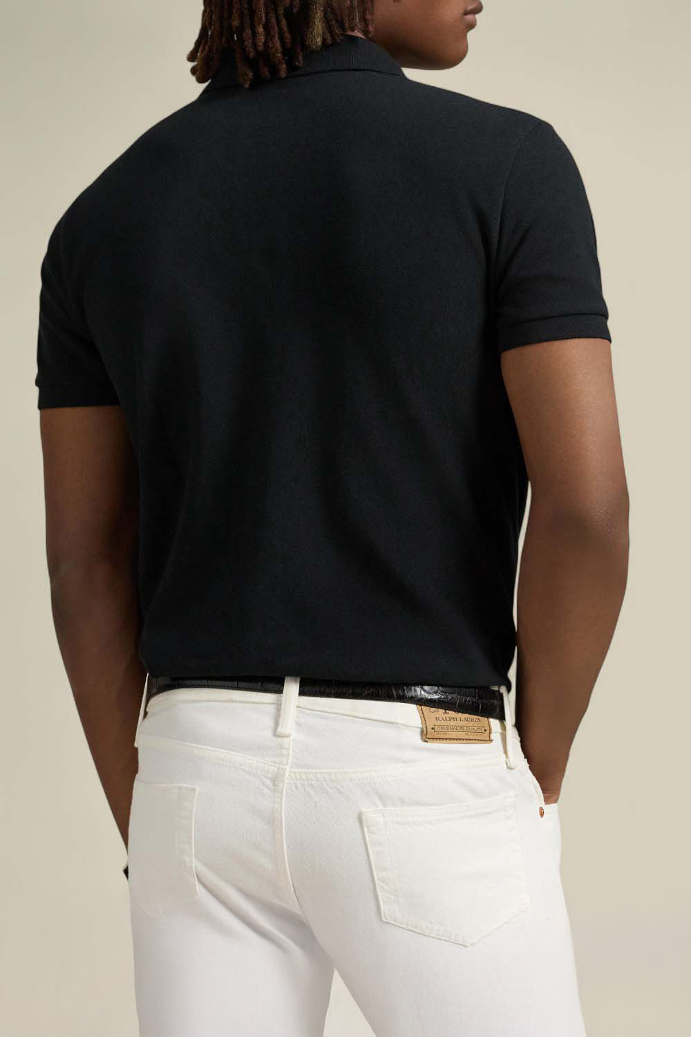 תמונת דוגמן אחורית של חולצת פולו קצרה סלים