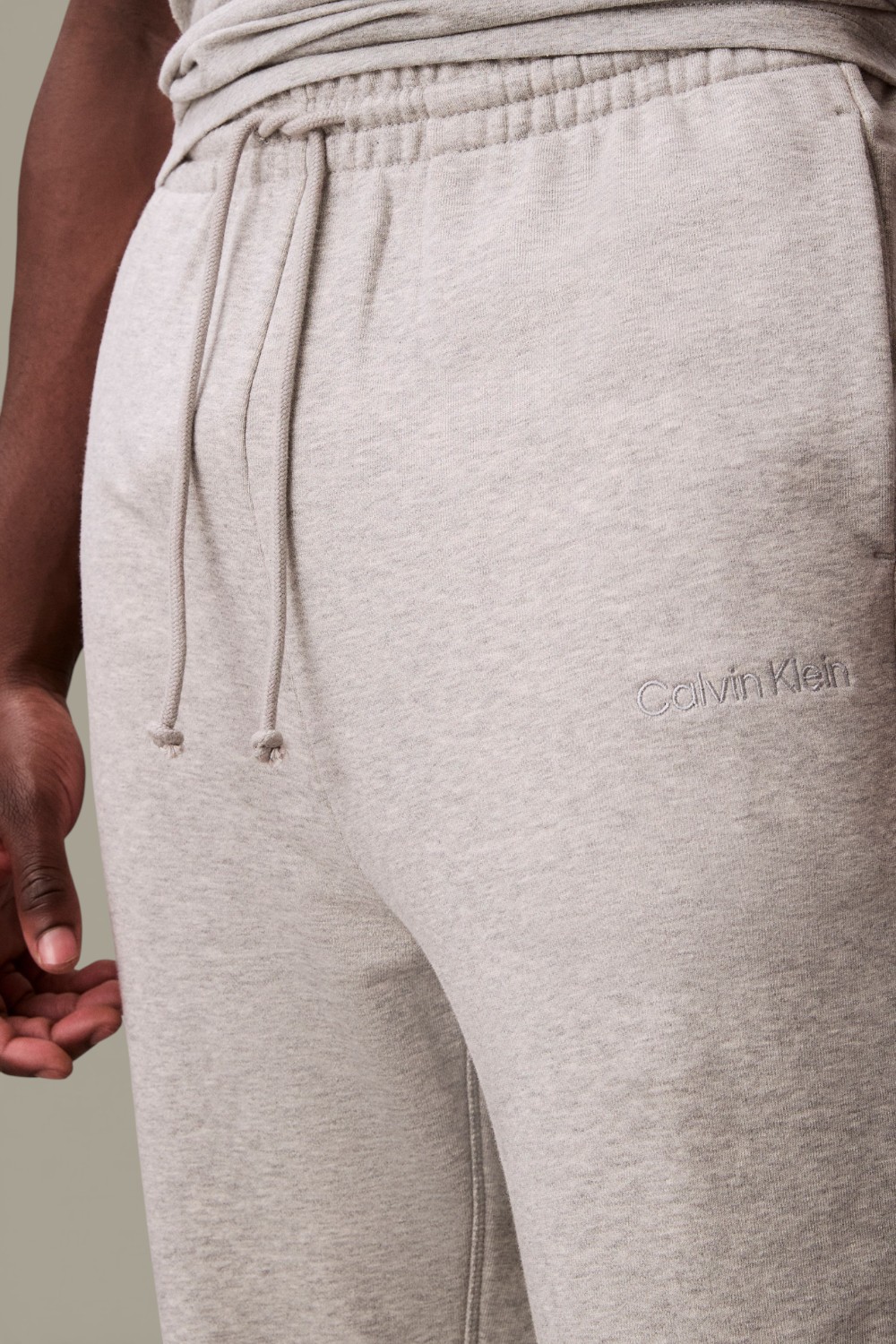 תמונת תקריב דוגמן של מכנסי ג'וגר ארוכים