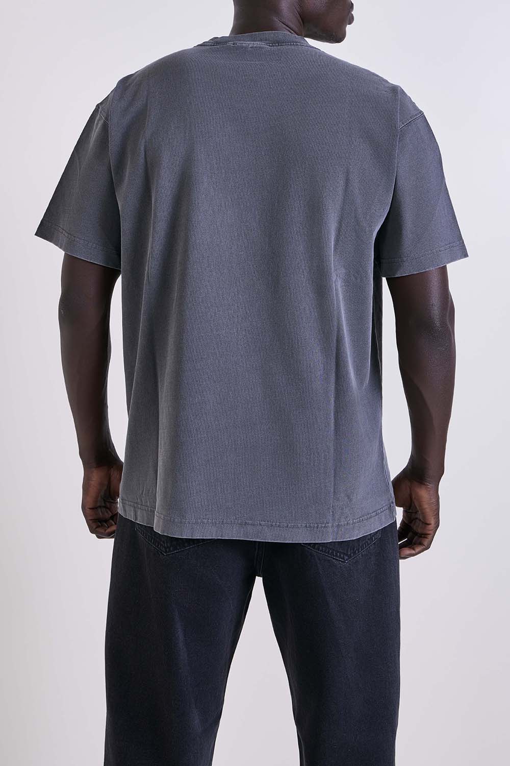 תמונת דוגמן אחורית של חולצת טי בגזרה משוחררת