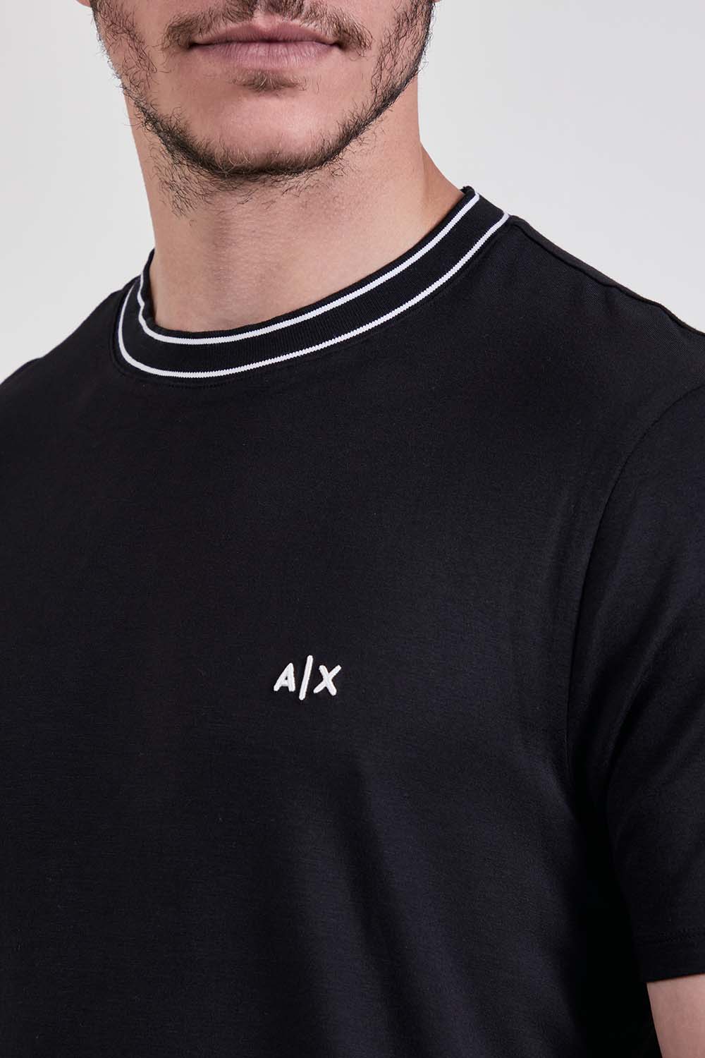 תמונת תקריב דוגמן של חולצת טי בגזרת סלים