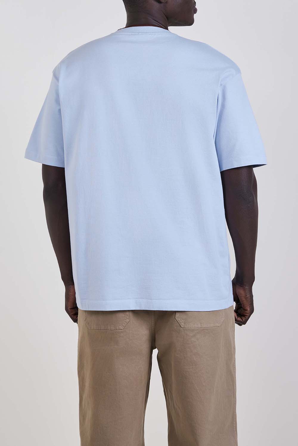 תמונת דוגמן אחורית של חולצת טי