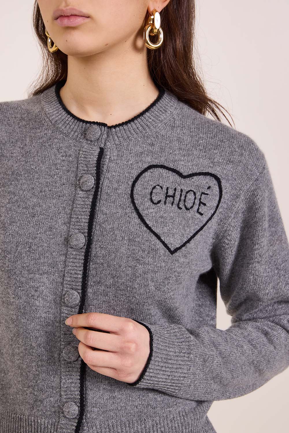 תמונת תקריב דוגמן של קרדיגן צמר