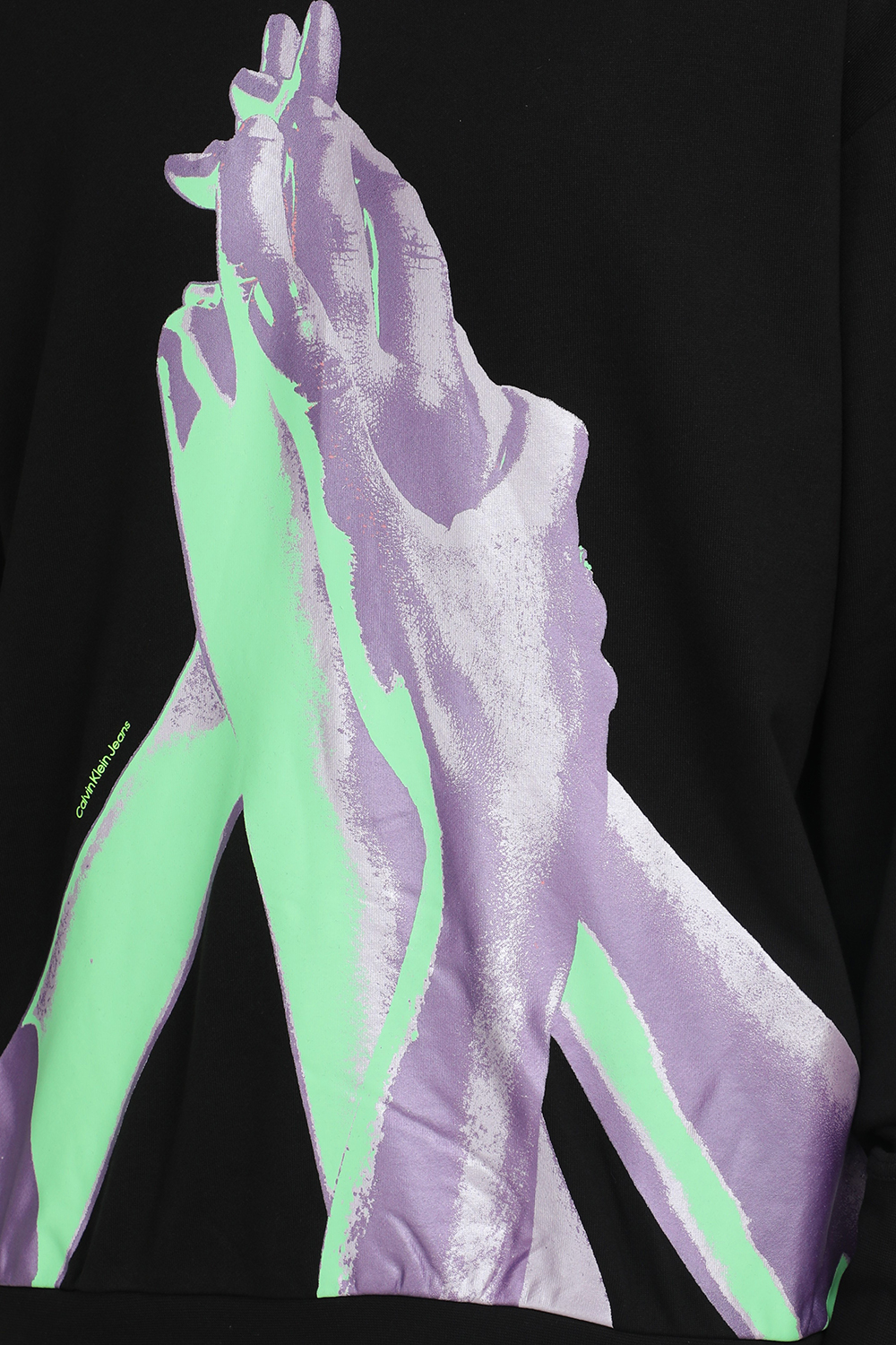 תמונת תקריב דוגמן של סווטשירט קפוצ'ון מכותנה אורגנית