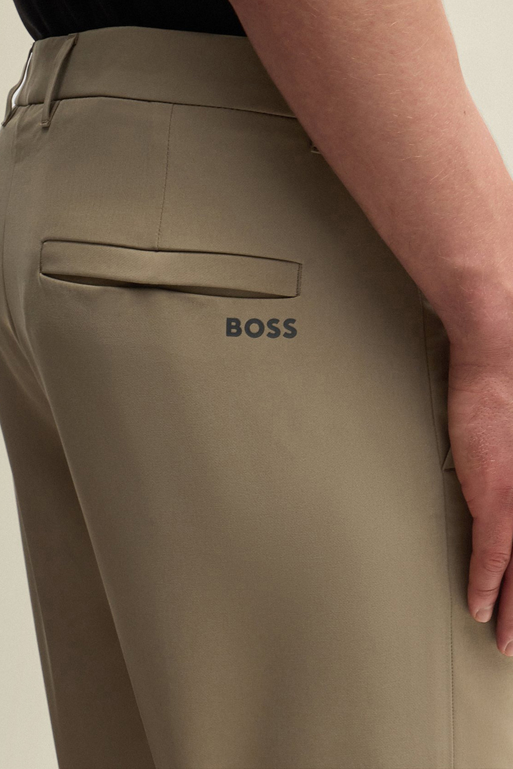 תמונת תקריב דוגמן של מכנסי צ'ינו סלים פיט