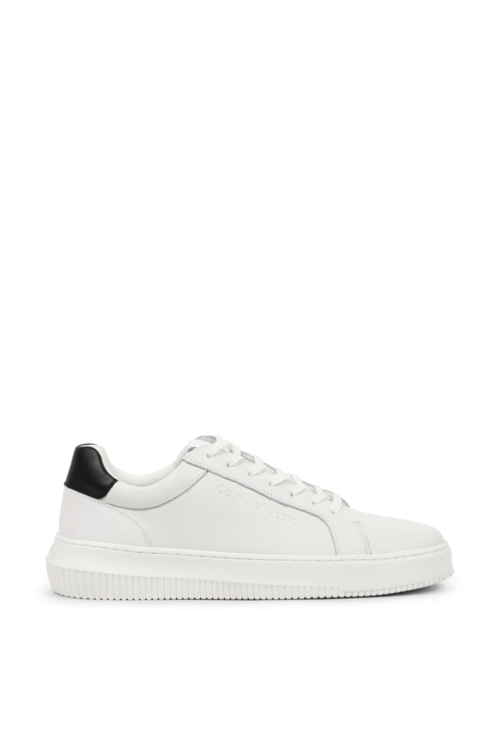 תמונה קידמית של נעלי סניקרס צ'אנקי בלבן ושחור