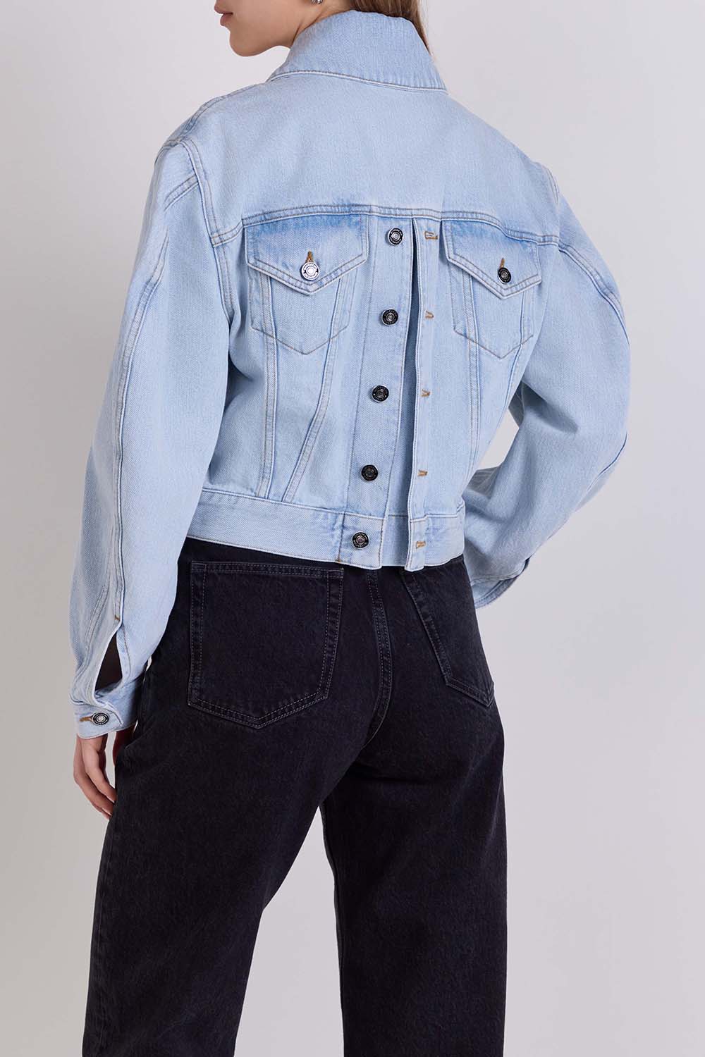 תמונת דוגמן אחורית של ז'קט ג'ינס