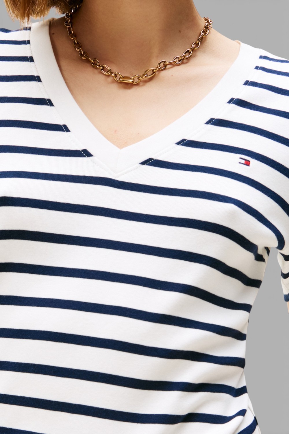 תמונת תקריב דוגמן של חולצת טי