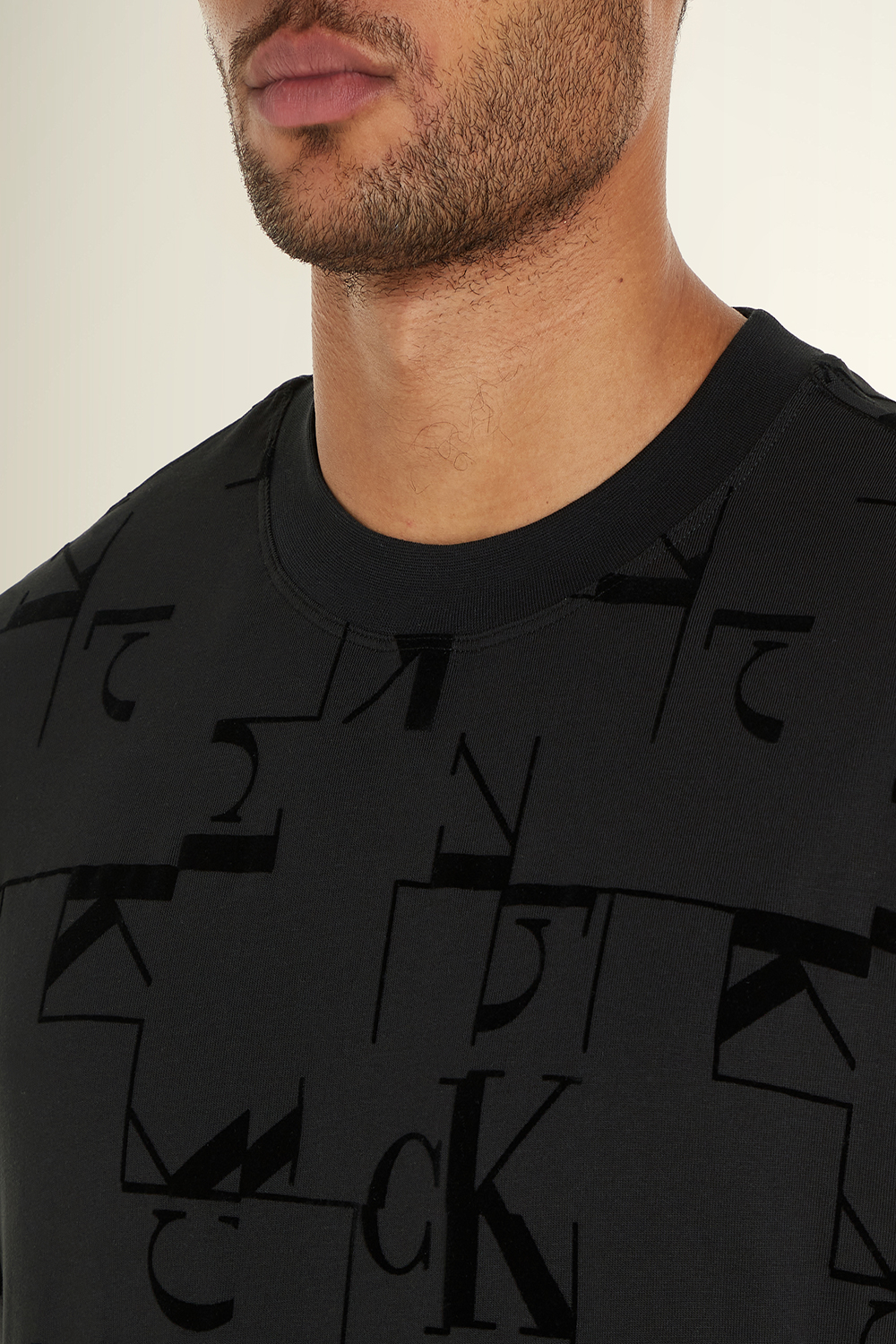 תמונת תקריב דוגמן של חולצת טי עם לוגו קטיפה