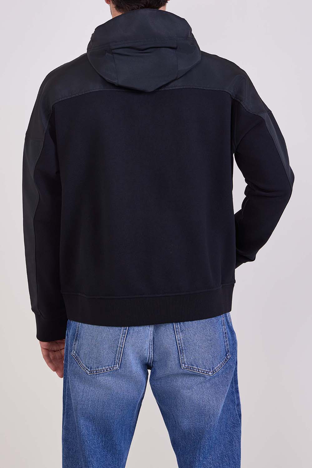 תמונת דוגמן אחורית של מעיל רוח