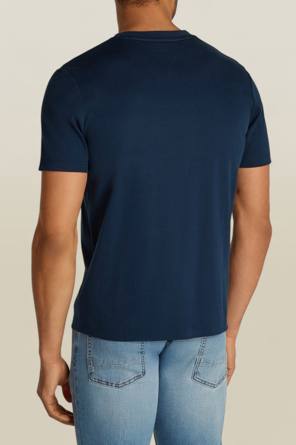 תמונת דוגמן אחורית של חולצת טי