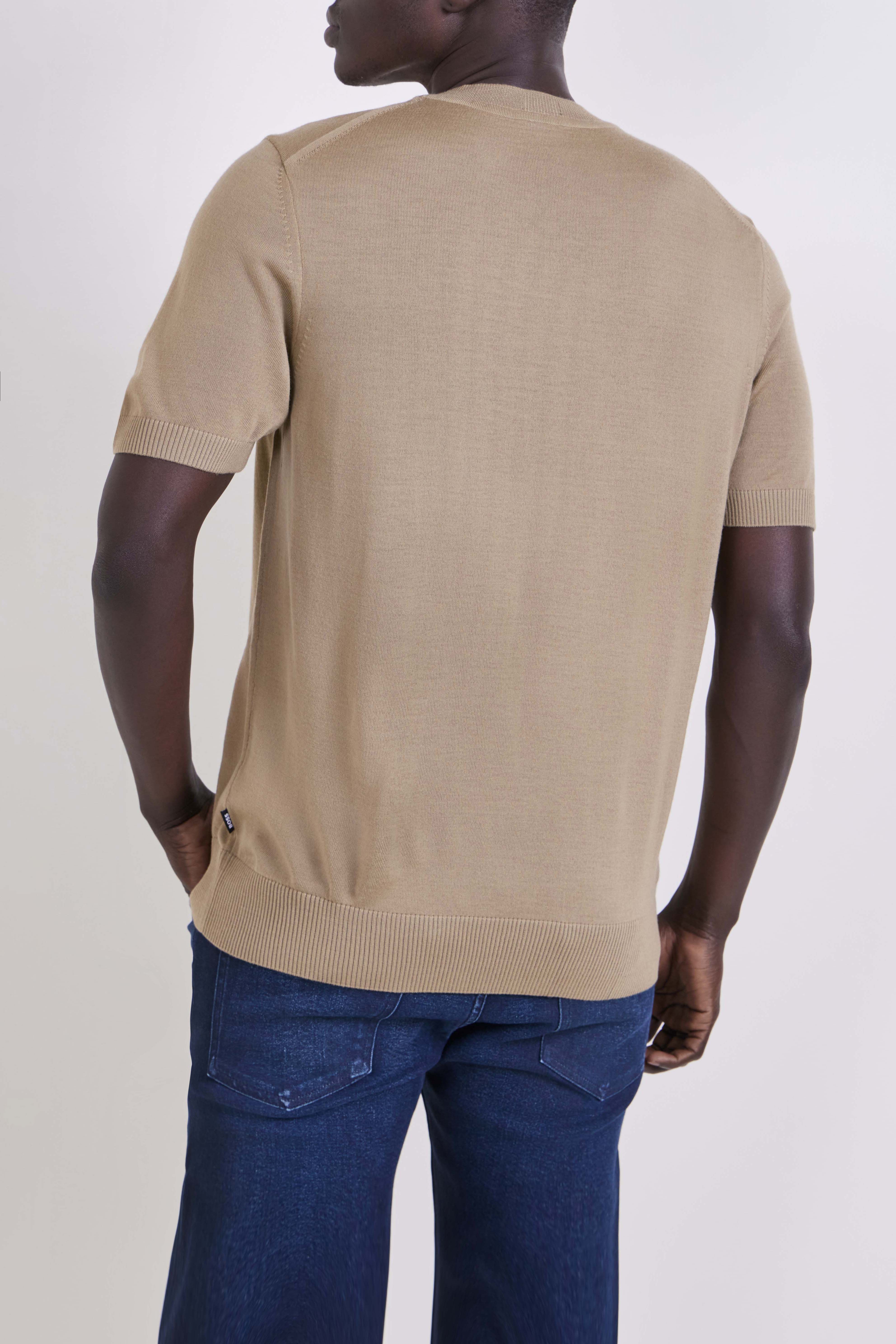 תמונת דוגמן אחורית של סריג טי