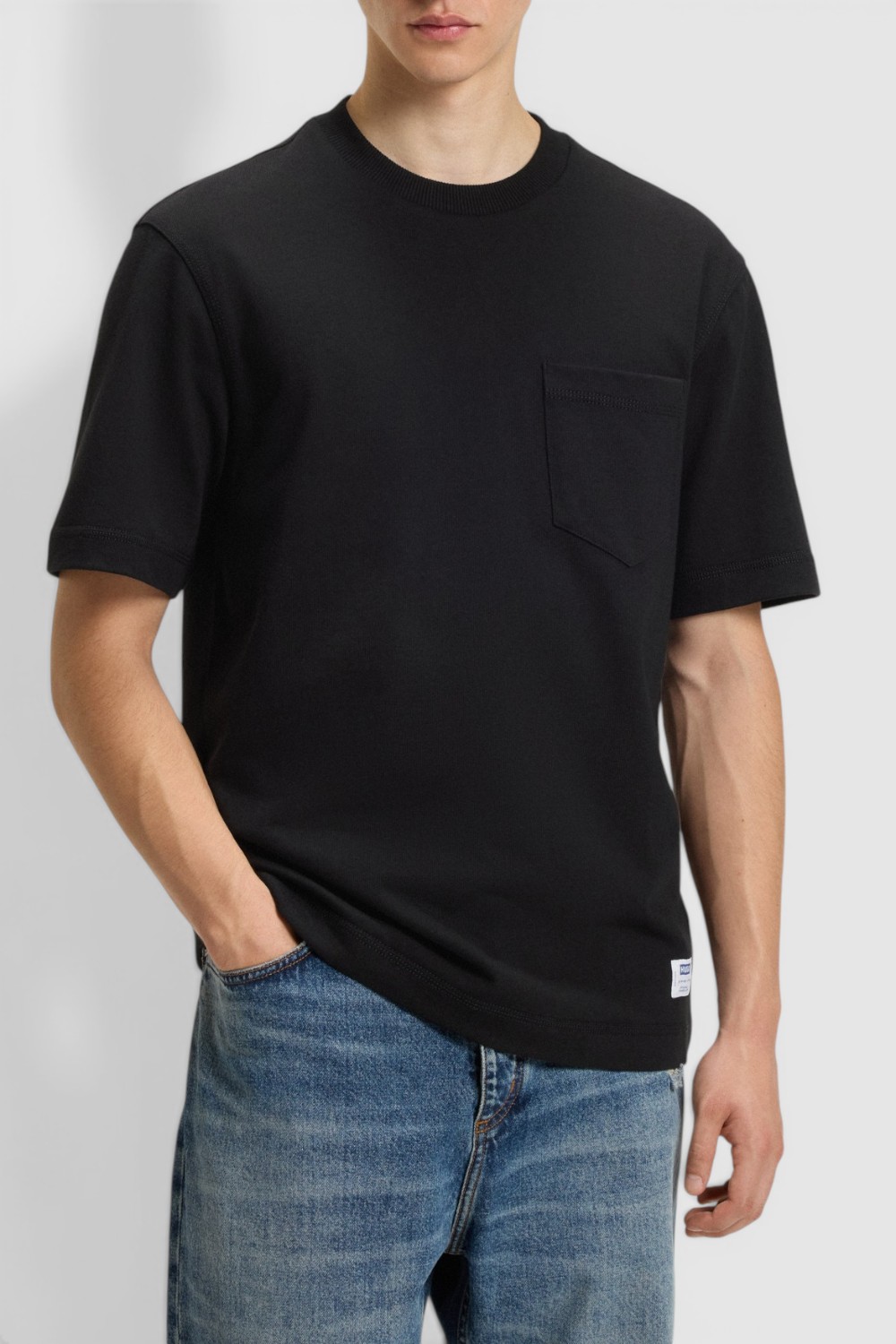 תמונת דוגמן קידמית של חולצת טי בגזרה ישרה