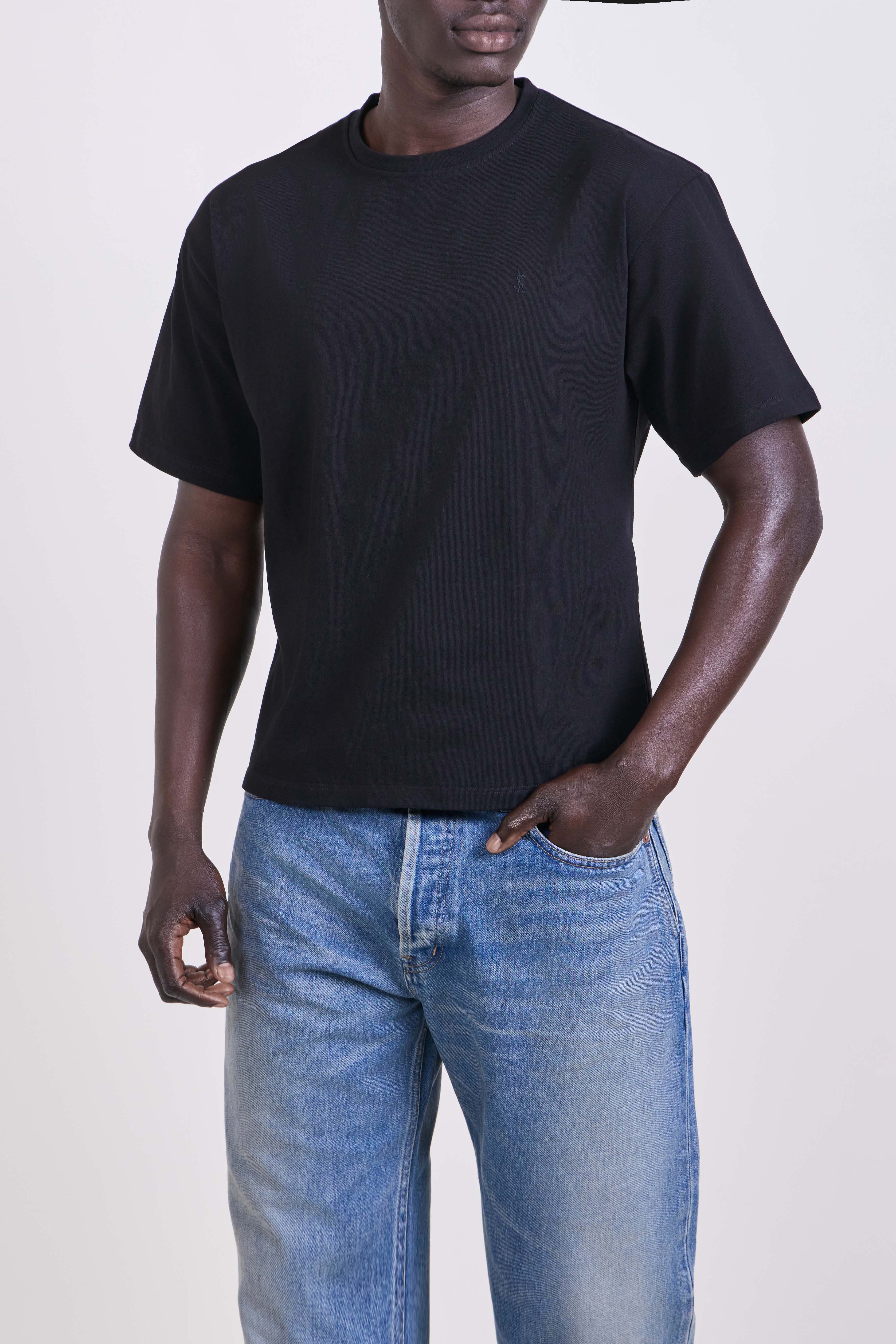 תמונת דוגמן קידמית של חולצת טי אוברסייז