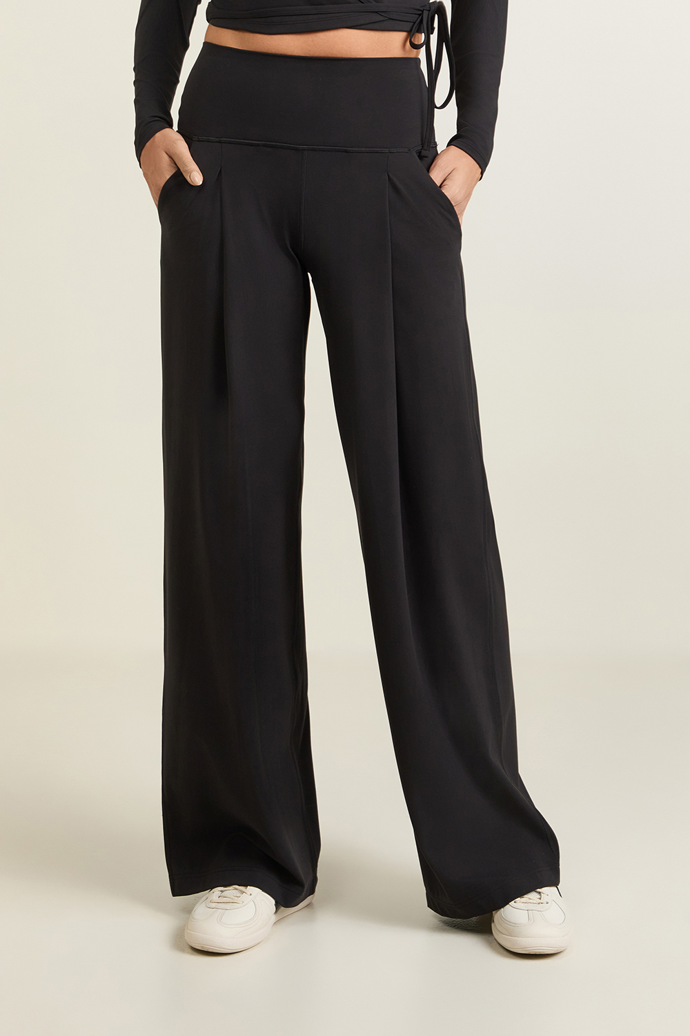 תמונת דוגמן קידמית של Align Palazzo Pant *Reg