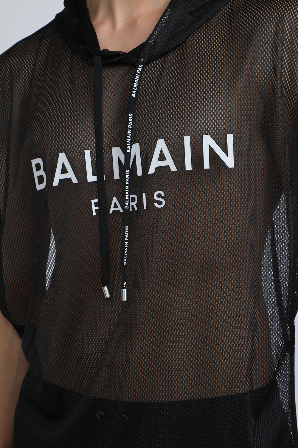 תמונת תקריב דוגמן של גופייה מחוררת עם כובע