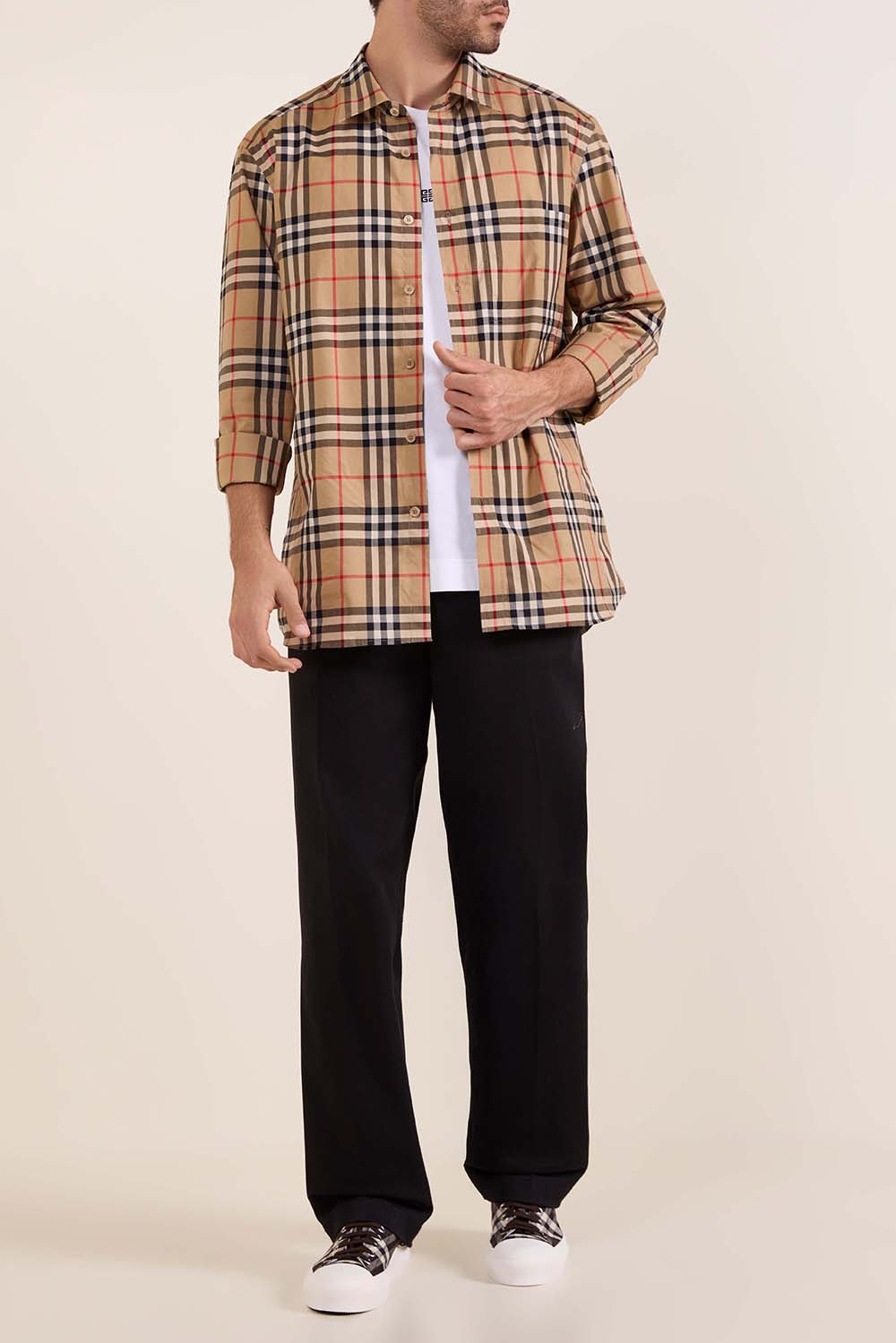 תמונת דוגמן קידמית של נעלי סניקרס