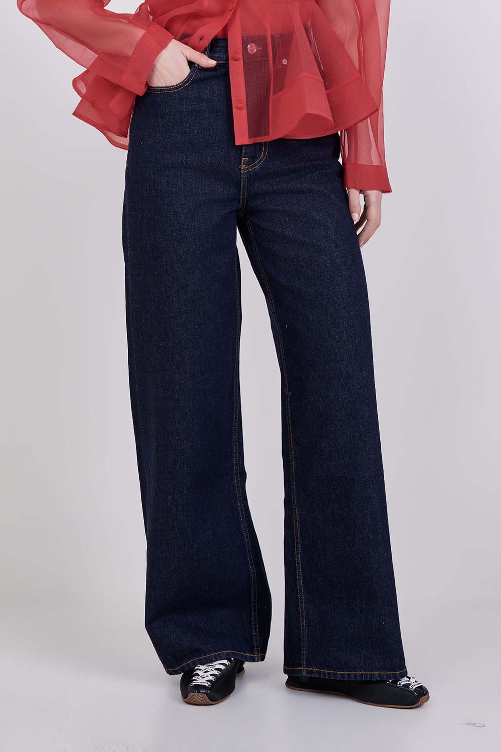 תמונת דוגמן קידמית של מכנסי ג'ינס לארי בגזרה משוחררת