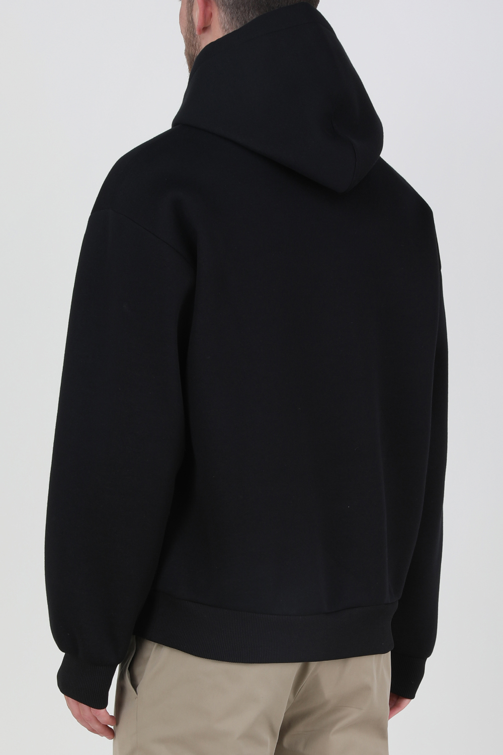 תמונת דוגמן אחורית של סווטשירט קפוצ'ון עם לוגו מטאלי