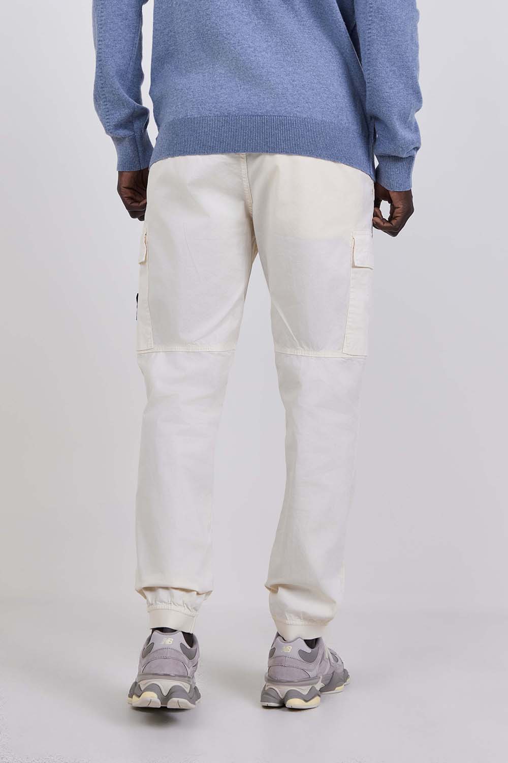 תמונת דוגמן אחורית של מכנסי קרגו