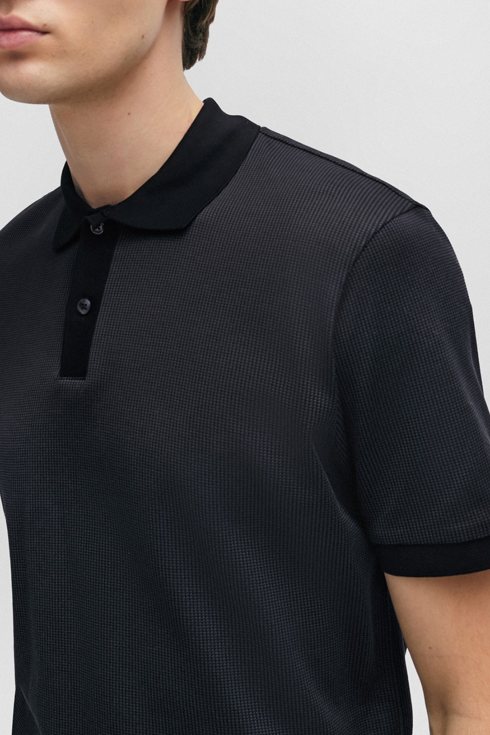 תמונת תקריב דוגמן של חולצת פולו קצרה