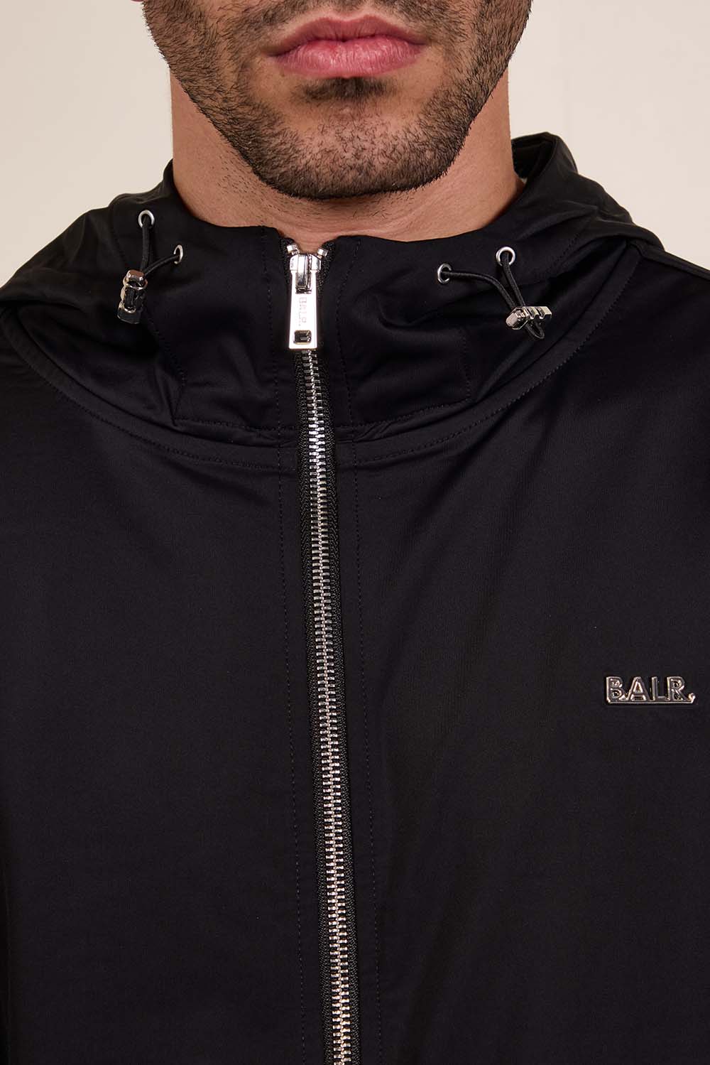 תמונת תקריב דוגמן של ז'קט סאטן