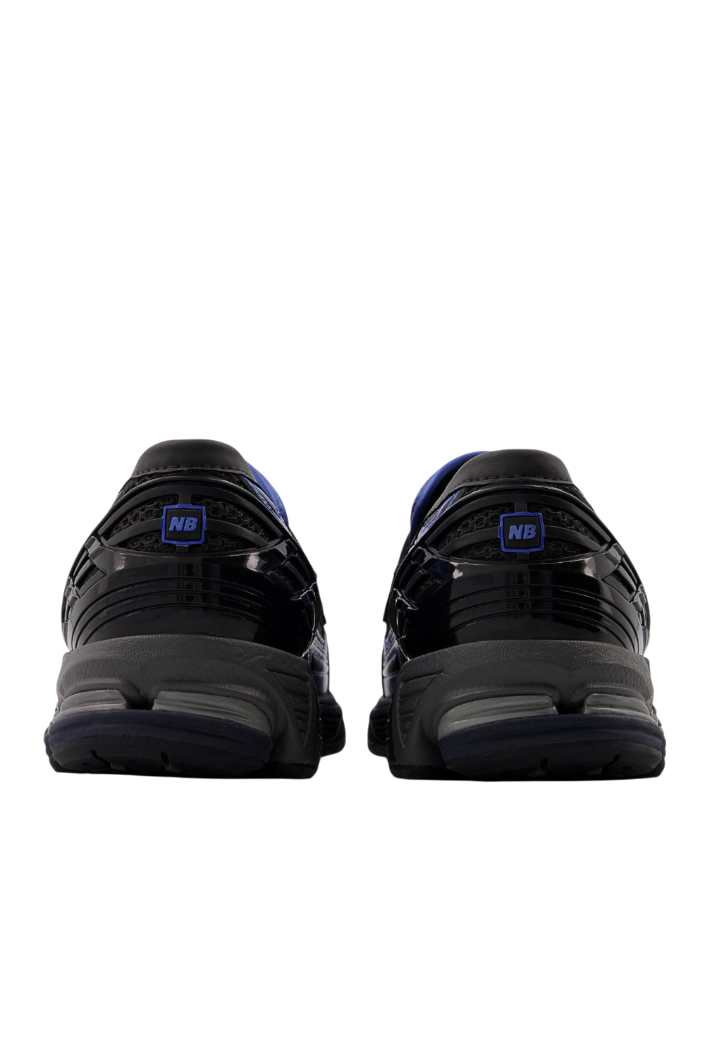 תמונה אחורית של נעלי סניקרס