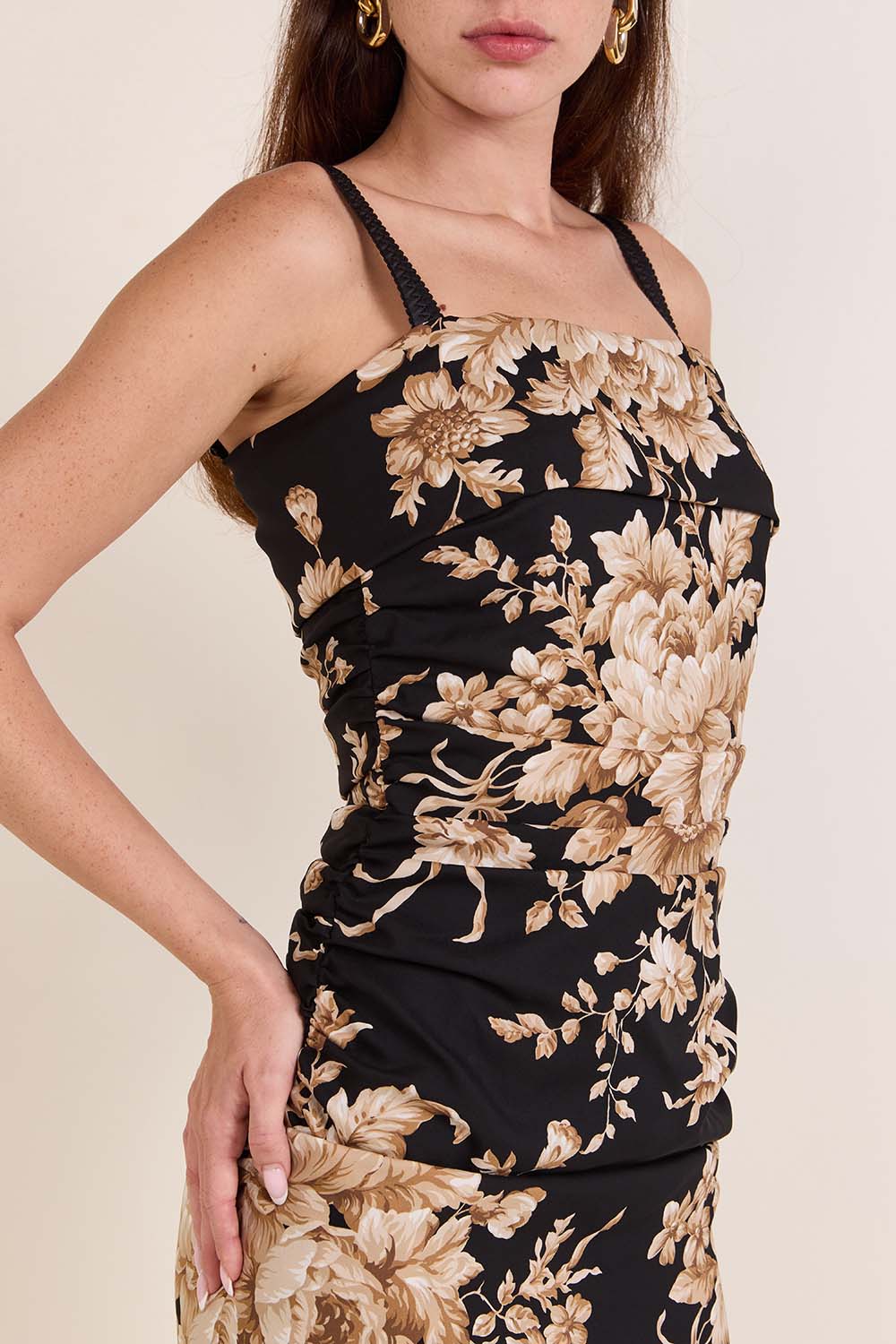 תמונת תקריב דוגמן של שמלת משי בהדפס פרחים